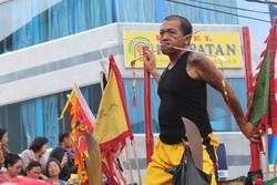 Ekstrem! Pipi Ditusuk-tusuk di Pawai Cap Go Meh Singkawang