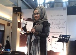 Errin Ugaru, Desainer Hijab yang Tampilkan Busana Serba Hitam