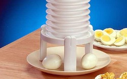 Dengan Eggstractor, Sekali Tekan Telur Rebus Mulus Terkupas