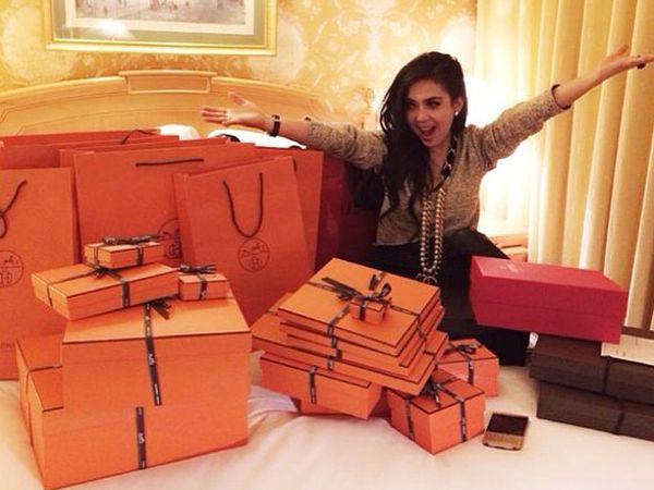 Wow, Syahrini Borong Hermes di Paris