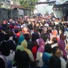Ratusan Buruh Mogok Massal Tuntut Upah Cuti Haid dan Sesuai UMK