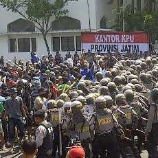 Petugas Gabungan Simulasi Pengamanan Pemilu di depan Kantor Gubernur