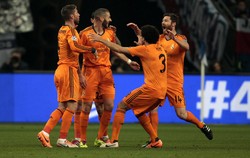 Gol pembuka Los Blancos dicetak oleh  Karim Benzema pada menit 13. Striker gundul tersebut menambahkan juga golnya pada menit ke 57. (REUTERS/Ina Fassbender).