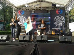 Dorong Masyarakat Laporkan Sogokan Pemilu, ICW Robek Uang Raksasa