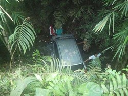 Ditinggal Sopir Bersantap di Warteg, Mobil Avanza Nyemplung ke Kali