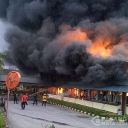 Hampir 3 Jam, Kebakaran Pabrik PT Mayora Belum Padam