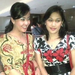 Pramugari Cantik Merpati Ini Demo Minta Gajinya Dibayar