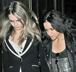 Cara Delevingne Makin Terbuka Jadi Lesbian dengan Michelle Rodriguez