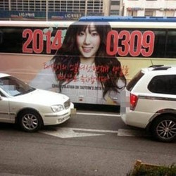 Fans Pasang Ucapan Selamat Ultah untuk Taeyeon SNSD di Bus Kota