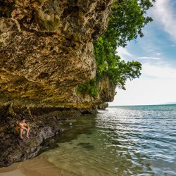 Berburu Karang di Pantai Padang-Padang