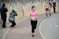 4 Minggu Jelang Melahirkan, Ibu Hamil Ini Masih Ikuti Lari Maraton
