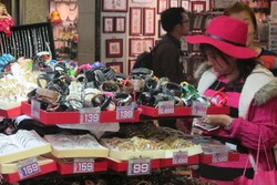 Peak Market, Tempatnya Belanja Gila-gilaan di Hong Kong