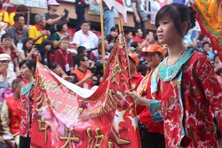 Perempuan Tionghoa Cantik & Sakti di Cap Go Meh Singkawang