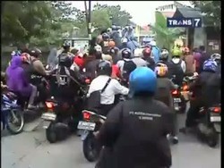 Ratusan Motor Rebut Hak Pejalan Kaki
