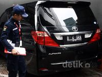 KPK Sita Dua Mobil Mewah