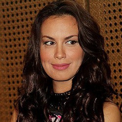 Disinggung Soal Liburan Bareng Ariel di Bali, Sophia Tetap Bungkam