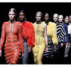Foto: Para Top Model Dunia Berkumpul di Peragaan Balmain Paris