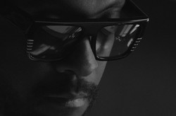 ill.i, Label Kacamata Perdana Will.i.am dengan gaya 80-an