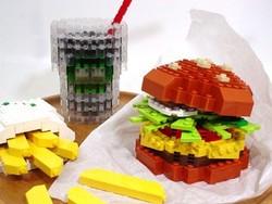 Nyam! Burger, Sushi dan Kentang Goreng Ini Dibuat dari Balok Lego