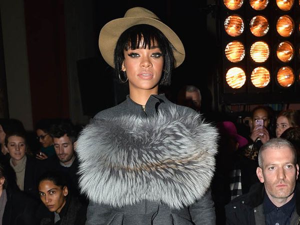 Rihanna Tampil Berbulu di Paris Fashion Week