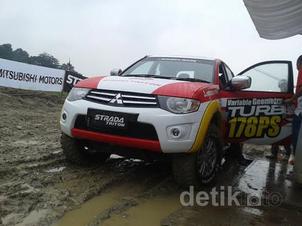 Menjajal Ketangguhan Strada Triton