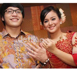 6 Selebriti yang Punya Pasangan karena Perjodohan