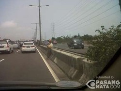 Pedagang Asongan Asyik Jualan di Tol Ancol Arah Bandara Soekarno Hatta