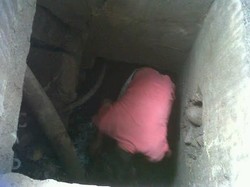 Bikin Air Tersumbat, Ini Penampakan Ruwetnya Kabel di Gorong-gorong DKI