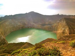 Cantiknya Pelangi di Atas Danau Kelimutu, Flores