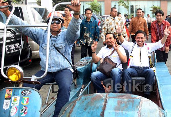 Anis Matta Naik Vespa Anis Matta Naik Vespa