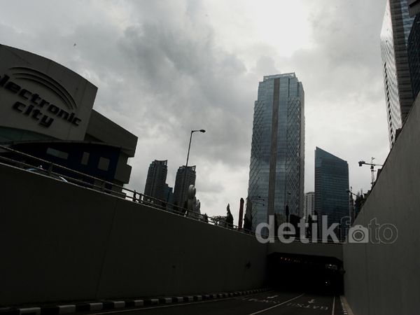 Mendung Gelayuti Jakarta