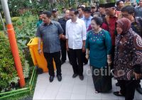 Risma Ajak Mega dan Jokowi ke Taman Bungkul
