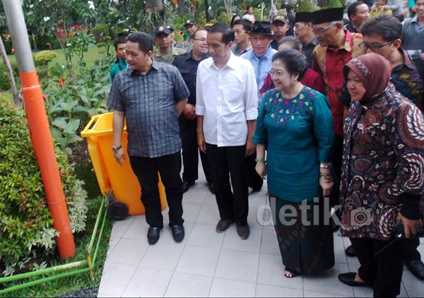 Risma Ajak Mega dan Jokowi ke Taman Bungkul