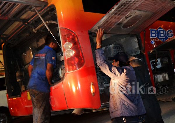 Keluarkan Asap, TransJ Mogok di Bundaran HI