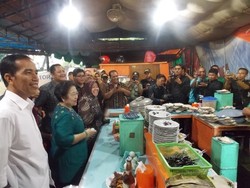 Mega, Jokowi, dan Risma Makan Bebek di Taman Bungkul