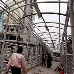 Seorang Karyawati Dirampok dan Dilecehkan di JPO Gedung DPR