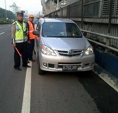 Avanza Ditinggal Pengemudinya di Tol Cawang