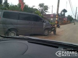 Serena Ini Penyok karena Tabrak Tiang Listrik di Tengah Jalan Ciater BSD