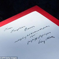 Buku Bertanda Tangan Hitler Laku Dilelang Hingga Rp 752 Juta