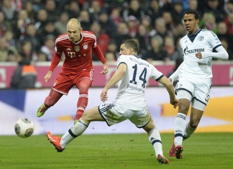 Memancing Schalke dengan Robben dan Menjadikan Dante Playmaker