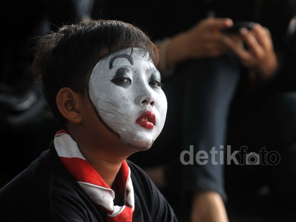 Aksi Komunitas Pantomim di Bundaran HI