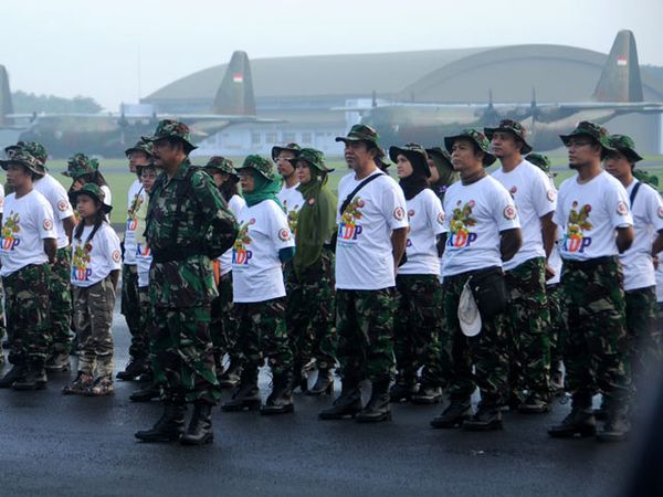 TNI Kirim 100 Pendongeng Nasional ke Sinabung TNI Kirim 100 Pendongeng Nasional ke Sinabung