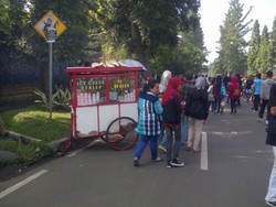 Asap Rokok Masih Mengepul di CFD Dago