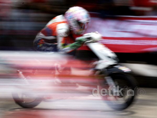 Pebalap Wanita Bertarung di Enduro Matic Race