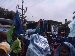 Pendemo Aksi di Jamsostek, Separo Jl Gatot Subroto Jadi Tempat Parkir