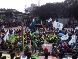 500 Buruh Masuk ke Parkiran Jamsostek, Lalin Jl Gatot Subroto Lancar