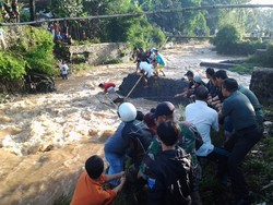 Nyemplung saat Jembatan Bangbayang Ambruk, Angkot Hancur dan Sopir Hilang