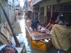 Ciliwung Meluap, 7 RW di Kampung Melayu Terendam Banjir