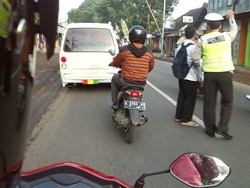 Angkot Berpelat Nopol Reggae ini Lolos dari Petugas