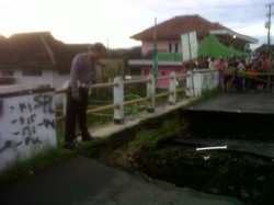 Tak Tahu Jembatan Bangbayang Ambruk, Motor dan Angkot Jatuh ke Sungai